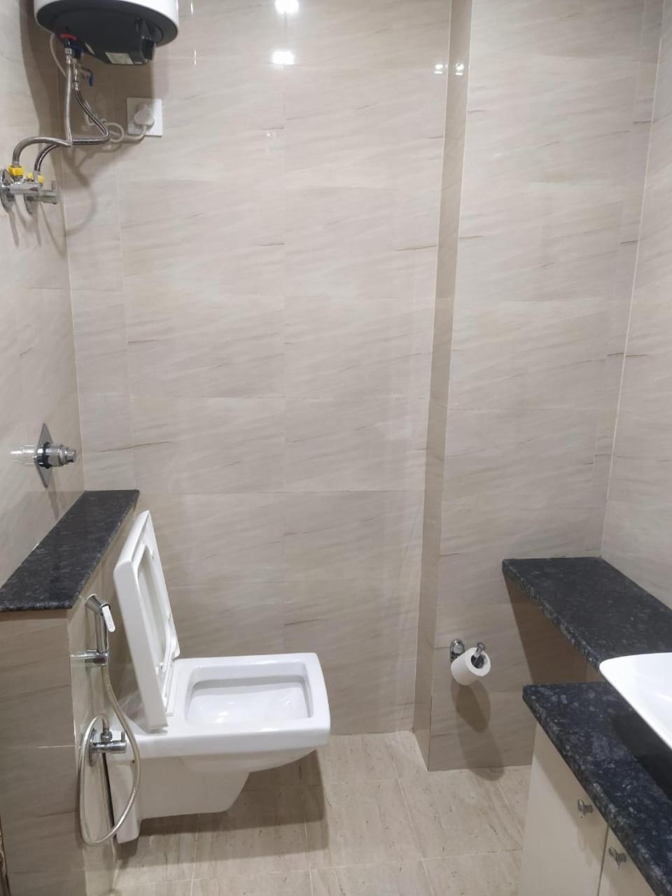 Limewood Stay - Near Golf Course Road Gurgaon Exterior foto